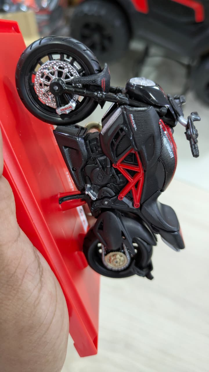 Maisto Ducati Diavel Carbon - Black / Red