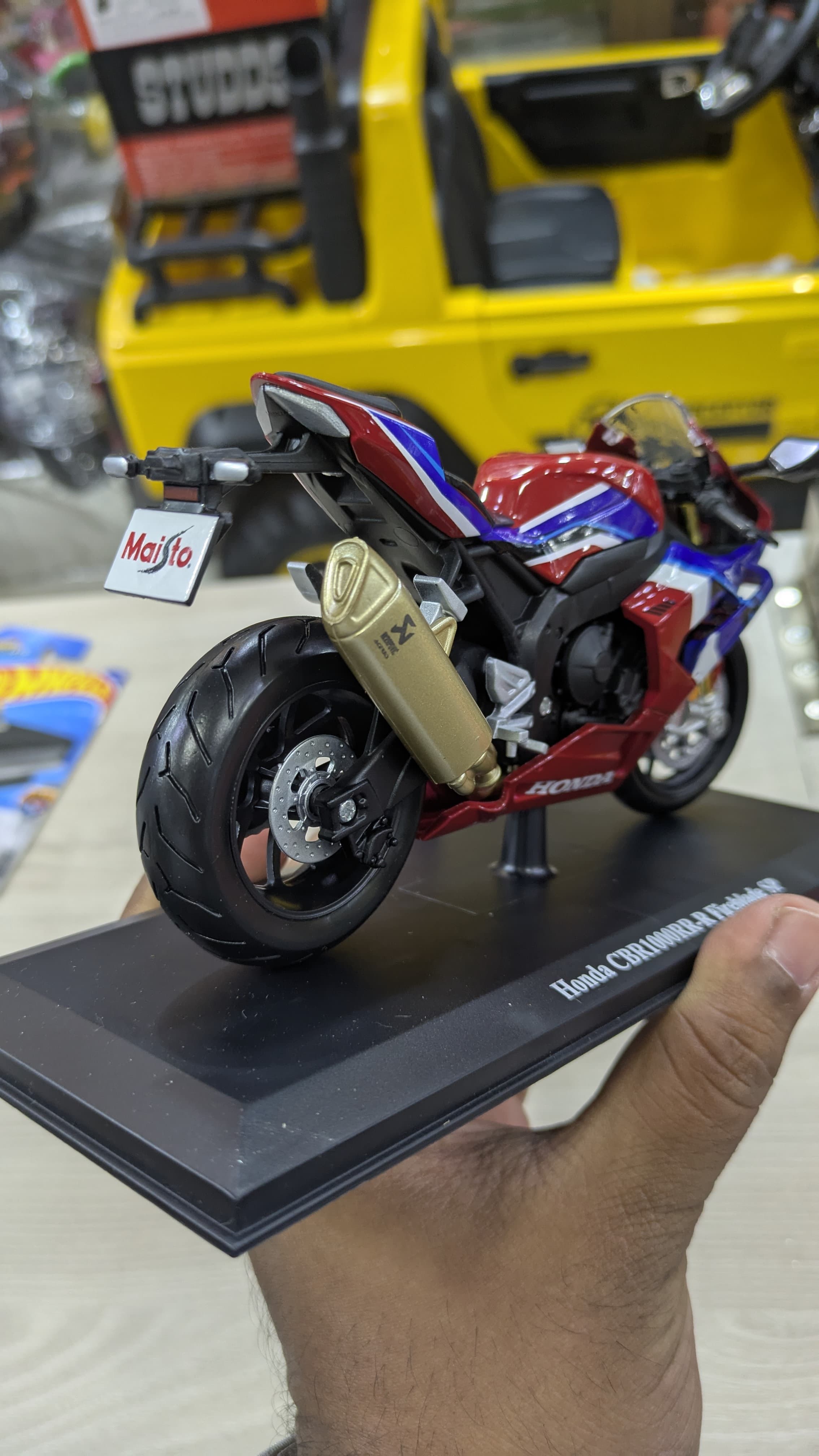 Maisto Honda Cbr 1000 Rr- R Fireblade Sp 1:12 Scale Diecast Model Miniature Show Motorcycle, For Collectors, Gifting