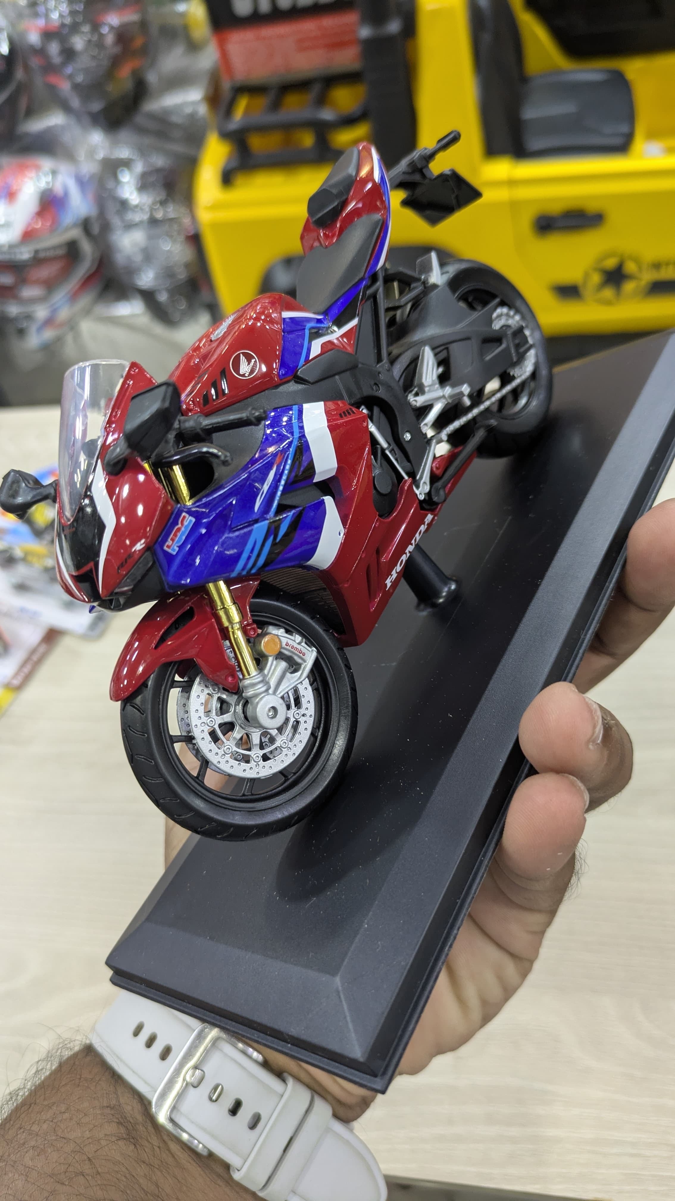 Maisto Honda Cbr 1000 Rr- R Fireblade Sp 1:12 Scale Diecast Model Miniature Show Motorcycle, For Collectors, Gifting