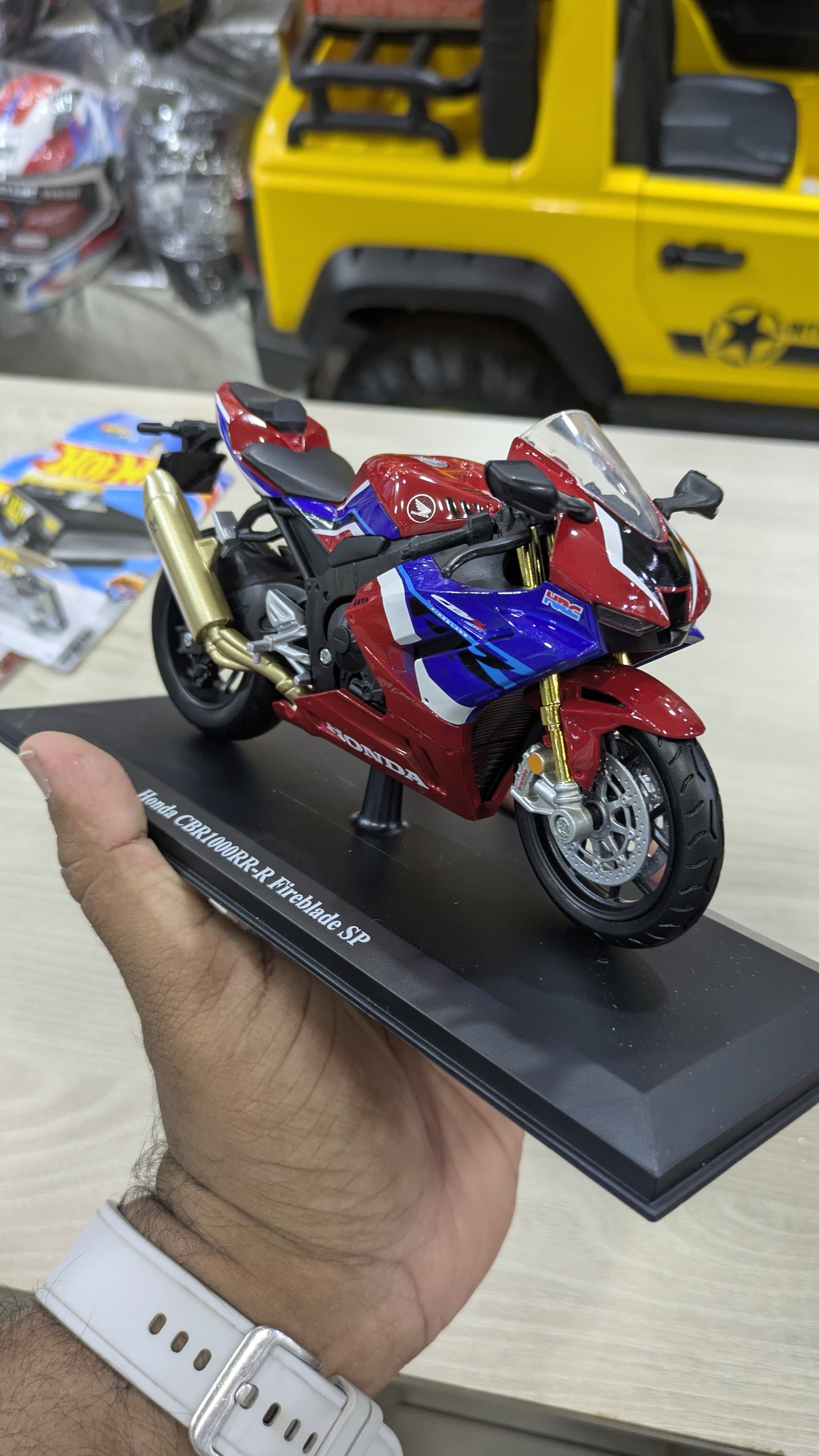Maisto Honda Cbr 1000 Rr- R Fireblade Sp 1:12 Scale Diecast Model Miniature Show Motorcycle, For Collectors, Gifting