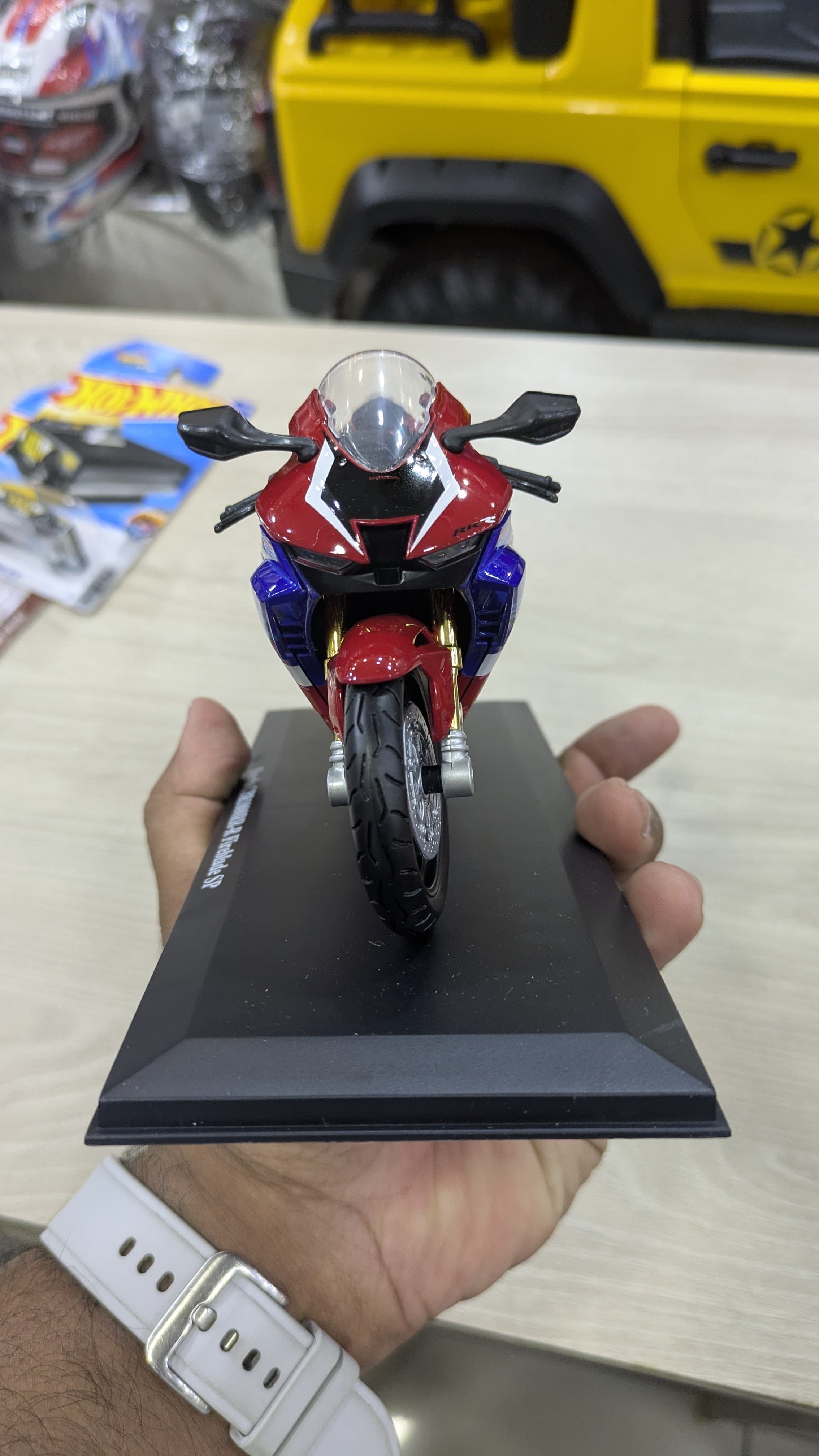 Maisto Honda Cbr 1000 Rr- R Fireblade Sp 1:12 Scale Diecast Model Miniature Show Motorcycle, For Collectors, Gifting