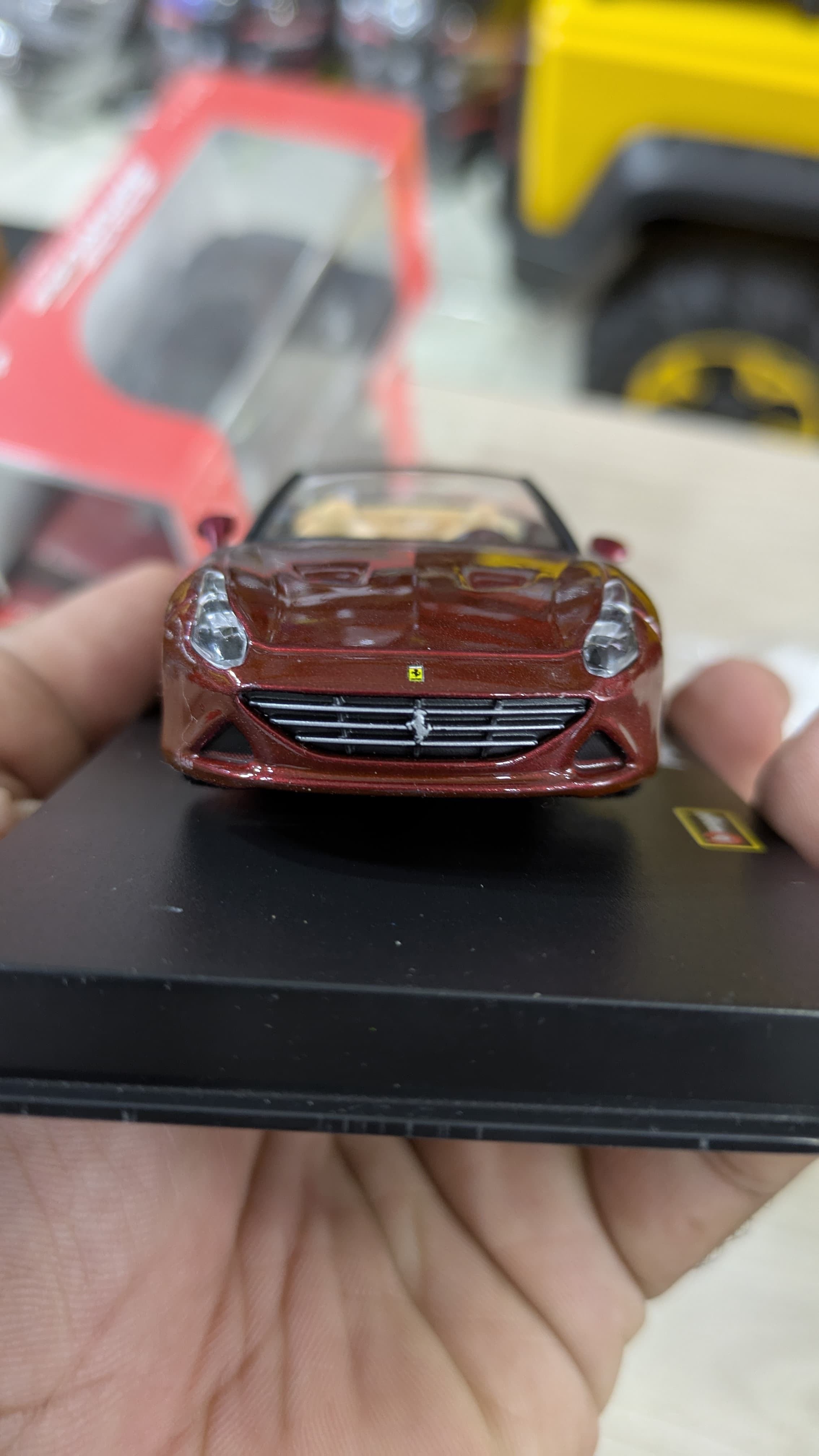 Bburago 1:43 scale Ferrari California (acrylic box)