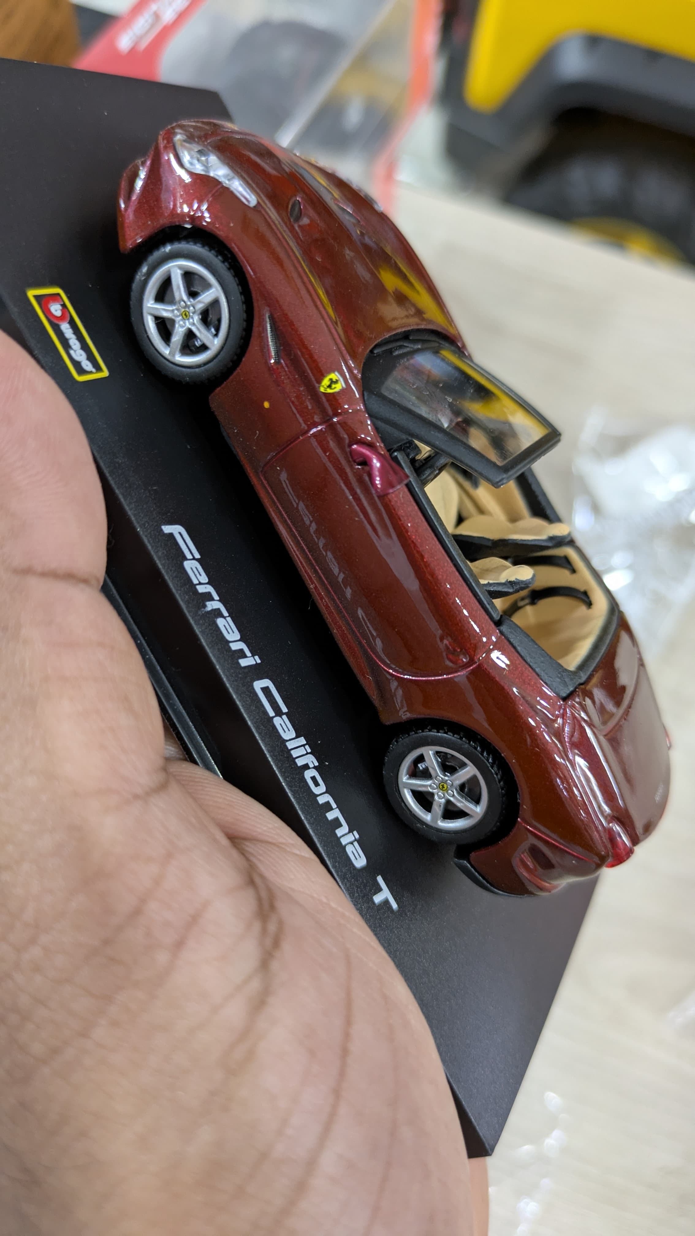 Bburago 1:43 scale Ferrari California (acrylic box)