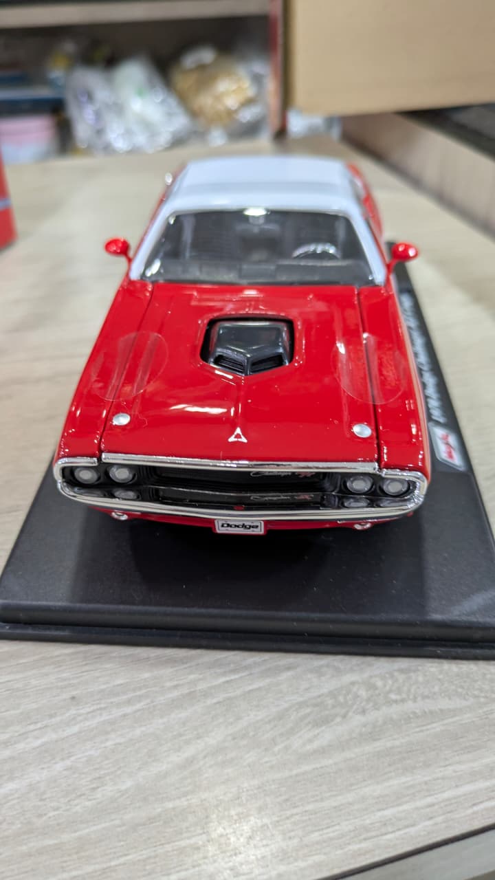 Maisto 1970 Dodge challenger R/T coupe 1:24 scale Diecast car