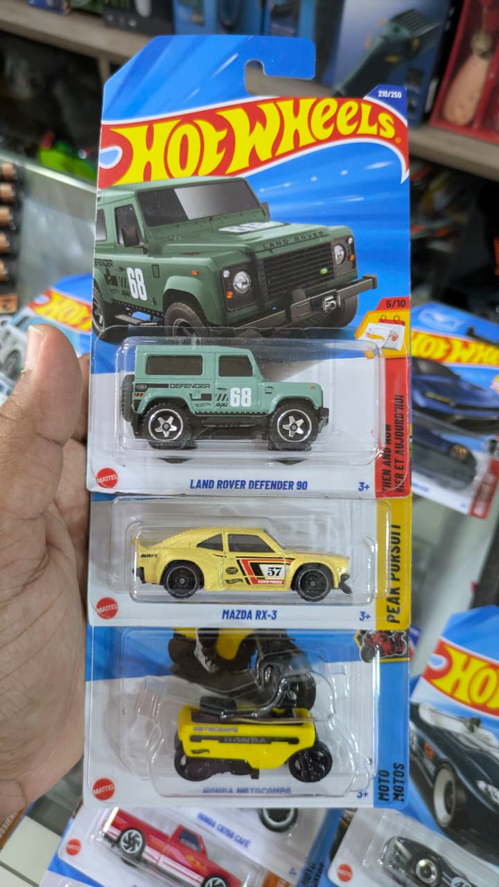 Hotwheels q case Mazda defender combo