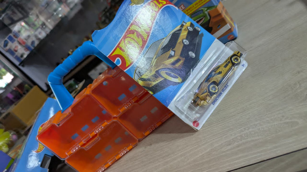 Hotwheels 4 cars storage box with 1 free Hotwheels