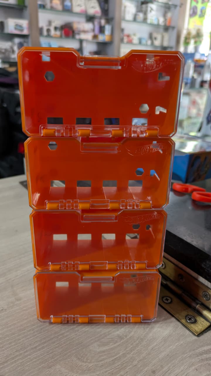 Hotwheels 4 cars storage box with 1 free Hotwheels