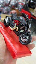 1:18 Maisto Ducati Diavel Carbon - Black / Red licensed