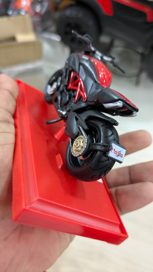 1:18 Maisto Ducati Diavel Carbon - Black / Red licensed