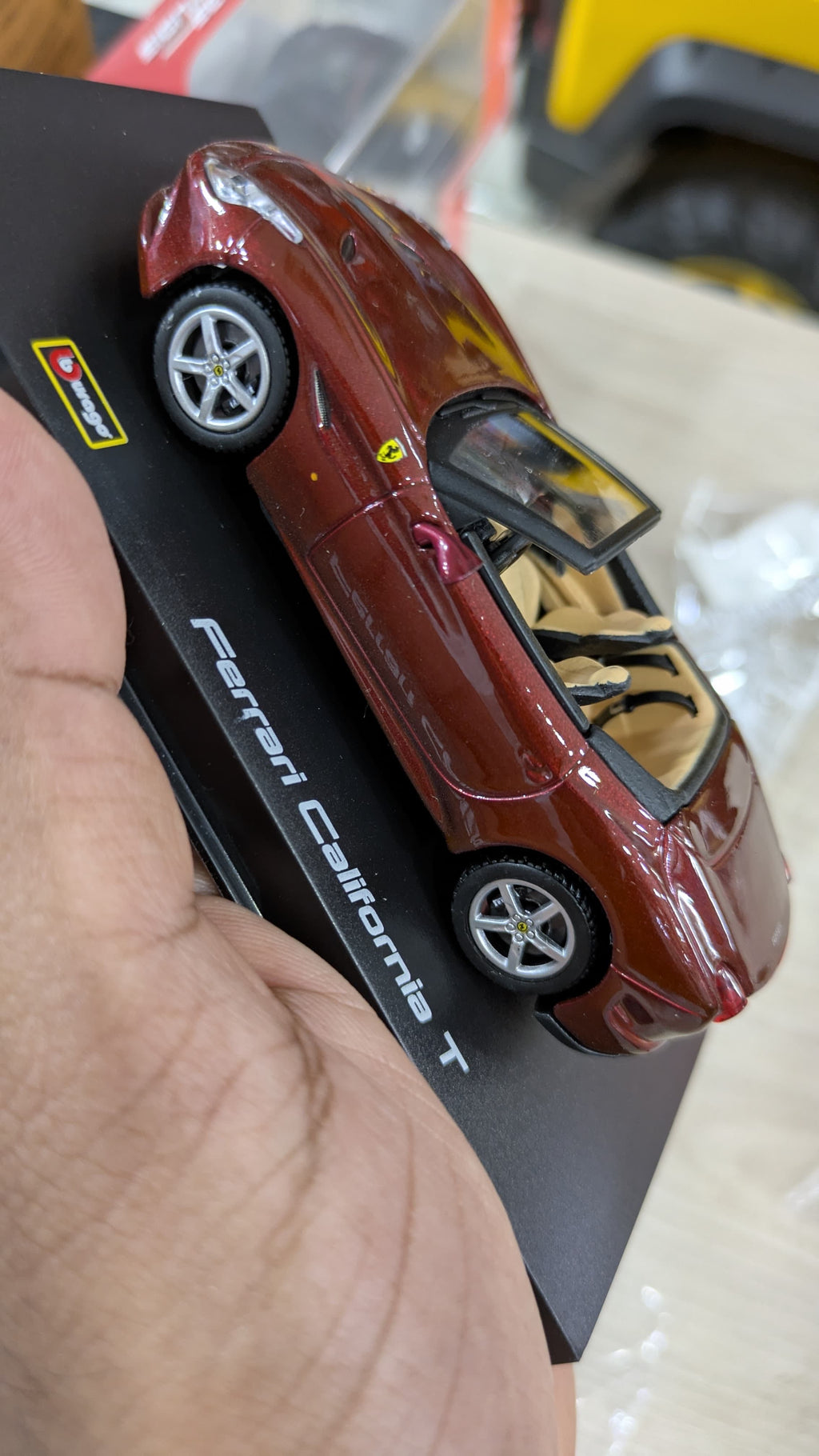 Bburago 1:43 scale Ferrari California (acrylic box)