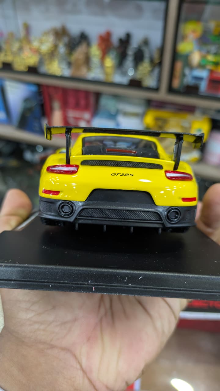 Maisto 1:24 Porsche 911 GT2 RS Licensed Diecast model car