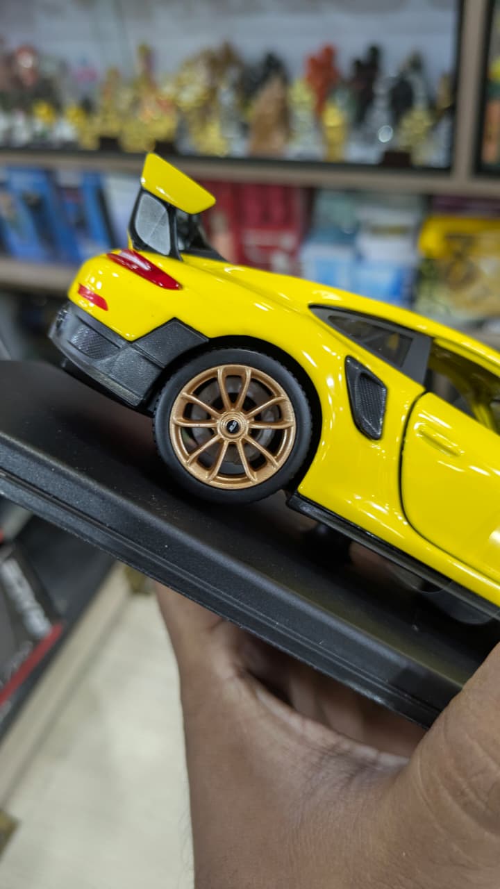 Maisto 1:24 Porsche 911 GT2 RS Licensed Diecast model car