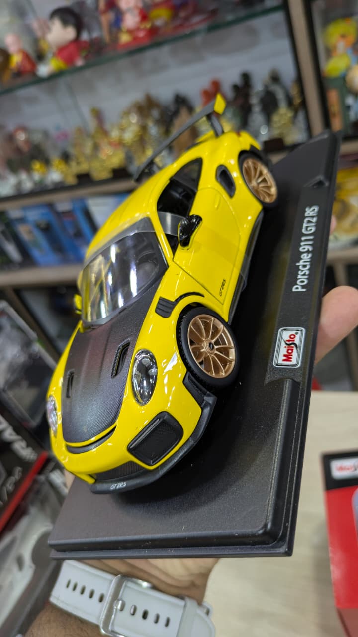 Maisto 1:24 Porsche 911 GT2 RS Licensed Diecast model car