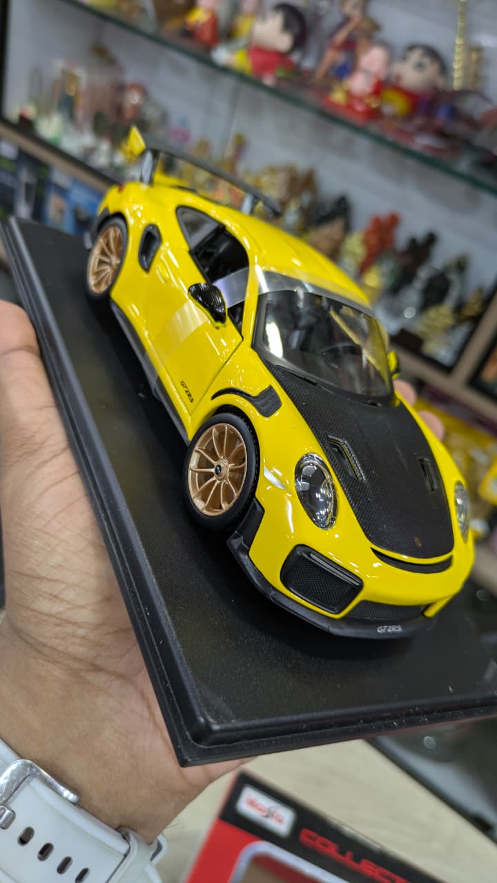 Maisto 1:24 Porsche 911 GT2 RS Licensed Diecast model car