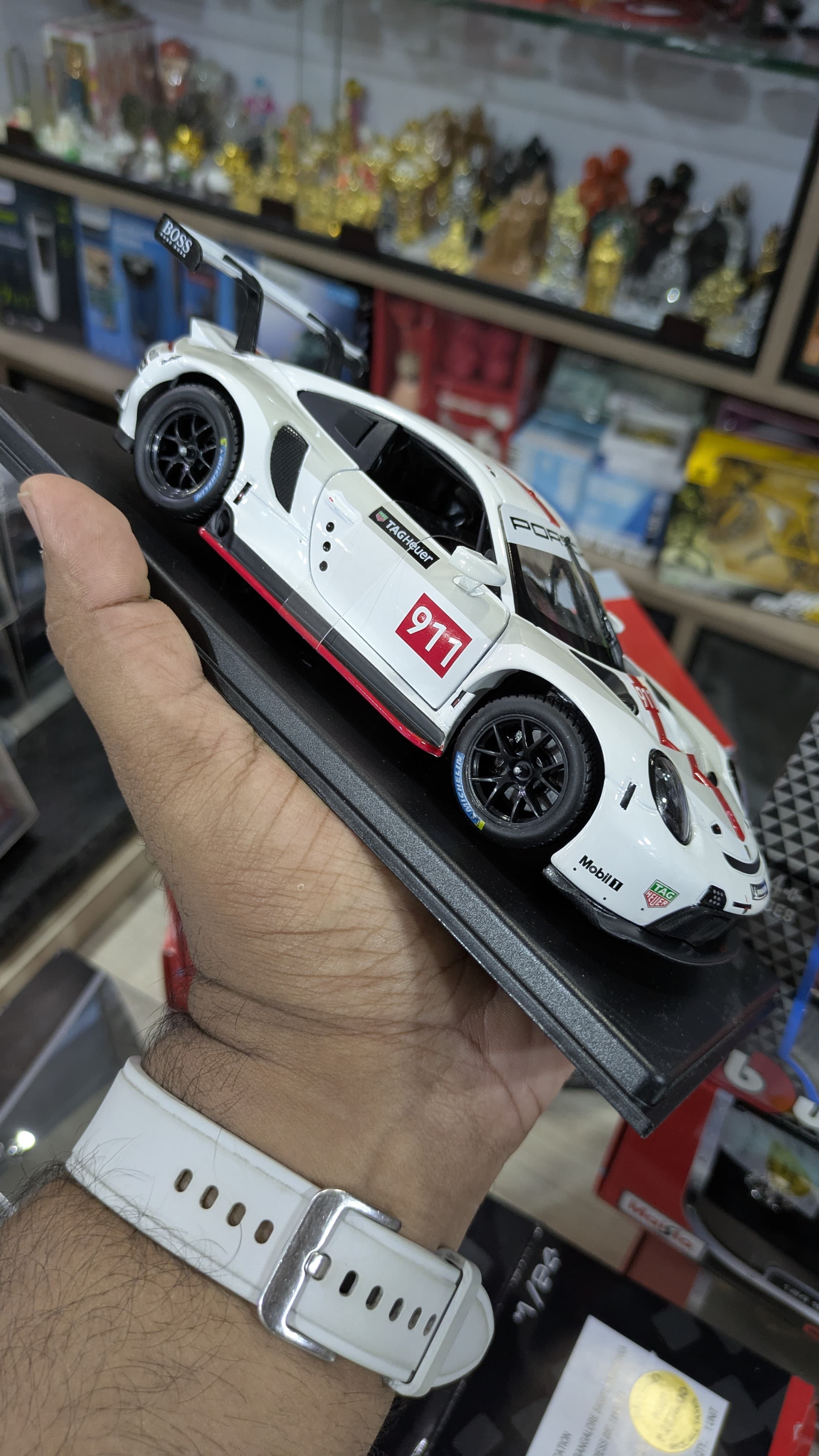 BBURAGO 1:24 Porsche 911 RSR licensed Diecast car