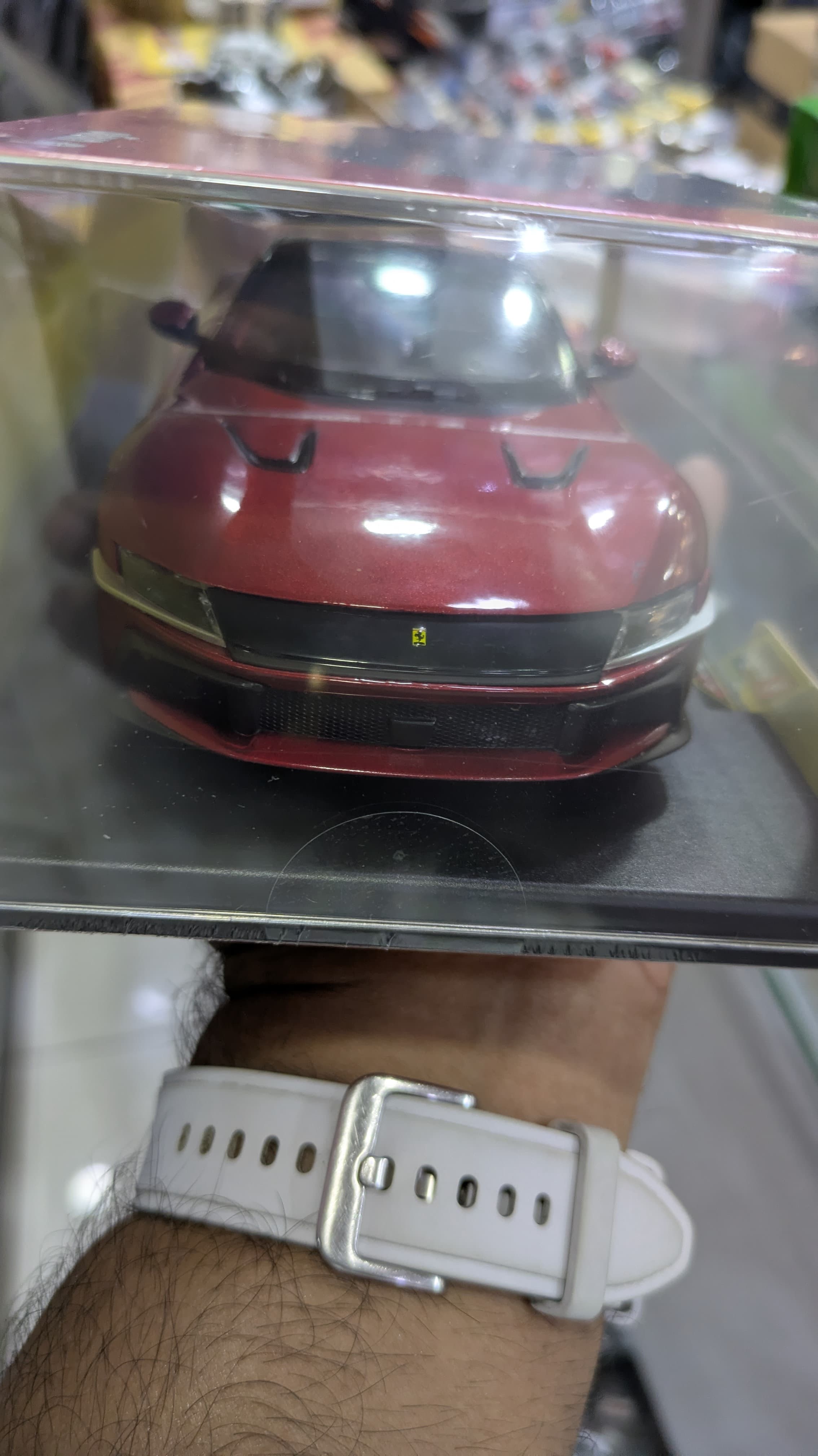 Bburago Ferrari  12 Cilindri Red 1:24 Licensed Diecast Scale Model Car with Acrylic Cover