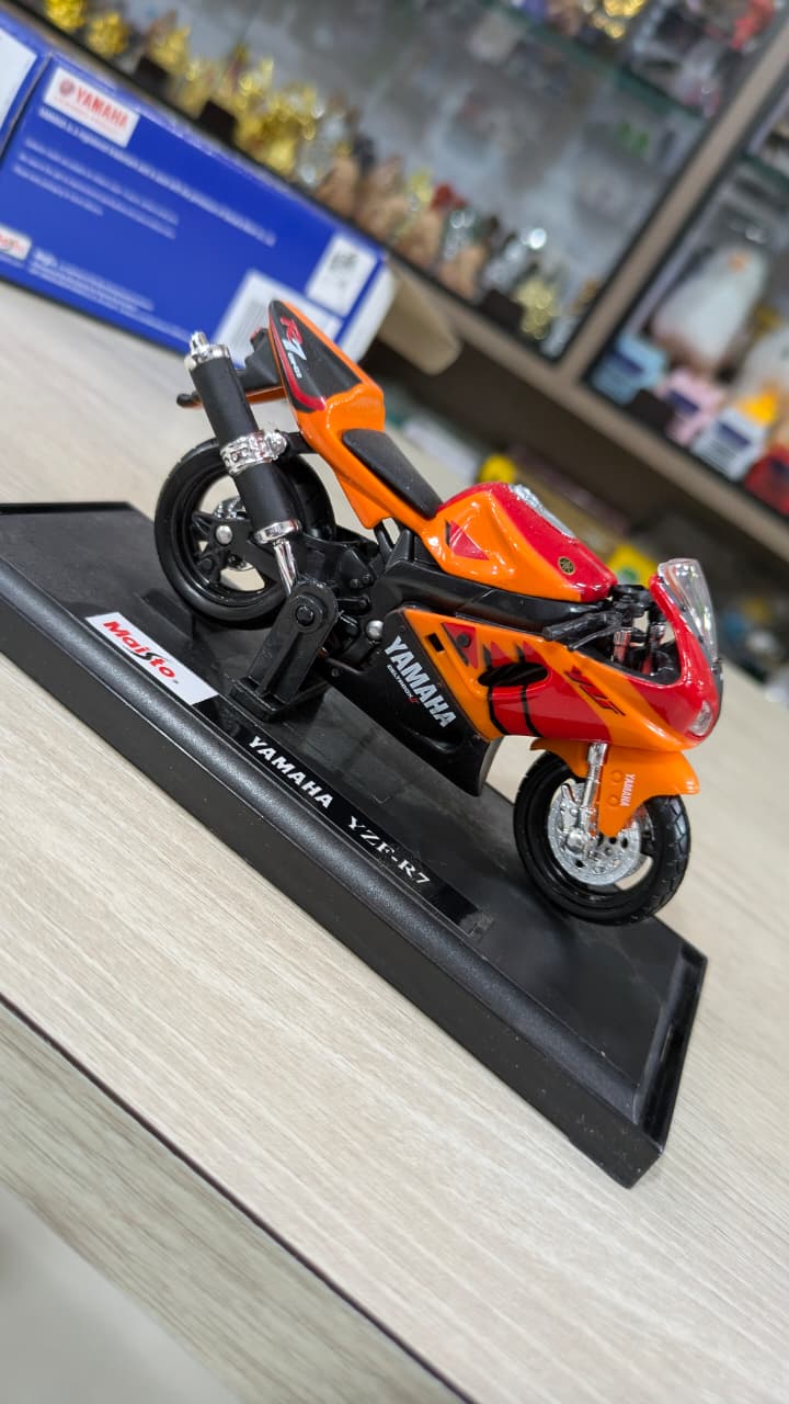 1:18 YAMAHA YZF R7 Maisto licensed Diecast bike