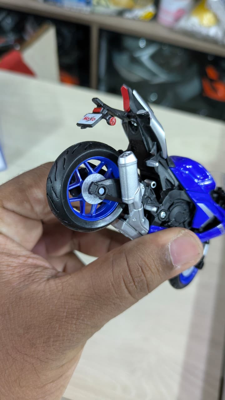 1:18 Yamaha YZF -R1 2021 licensed Maisto Diecast bike