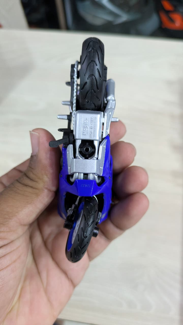 1:18 Yamaha YZF -R1 2021 licensed Maisto Diecast bike