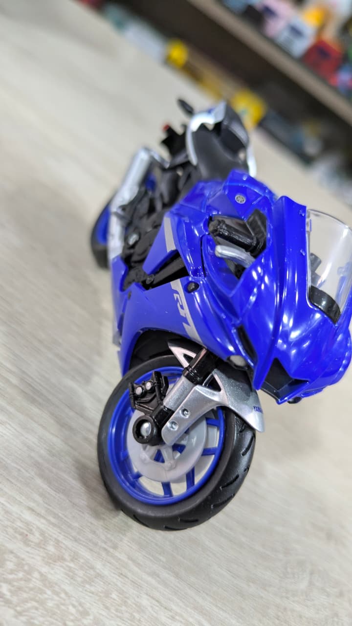 1:18 Yamaha YZF -R1 2021 licensed Maisto Diecast bike