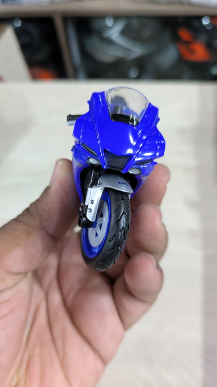 1:18 Yamaha YZF -R1 2021 licensed Maisto Diecast bike