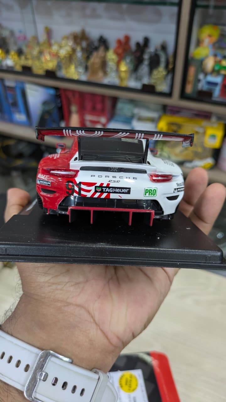 1:24 scale Porsche 911 RSR bburago licensed Diecast model( with acrylic box)