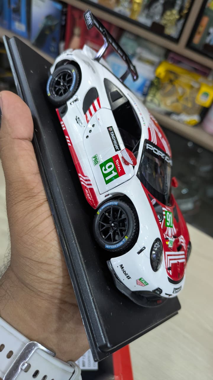 1:24 scale Porsche 911 RSR bburago licensed Diecast model( with acrylic box)