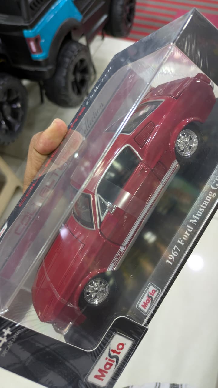 1:24 1967 FORD MUSTANG GT Maisto licensed Diecast model (with acrylic box)