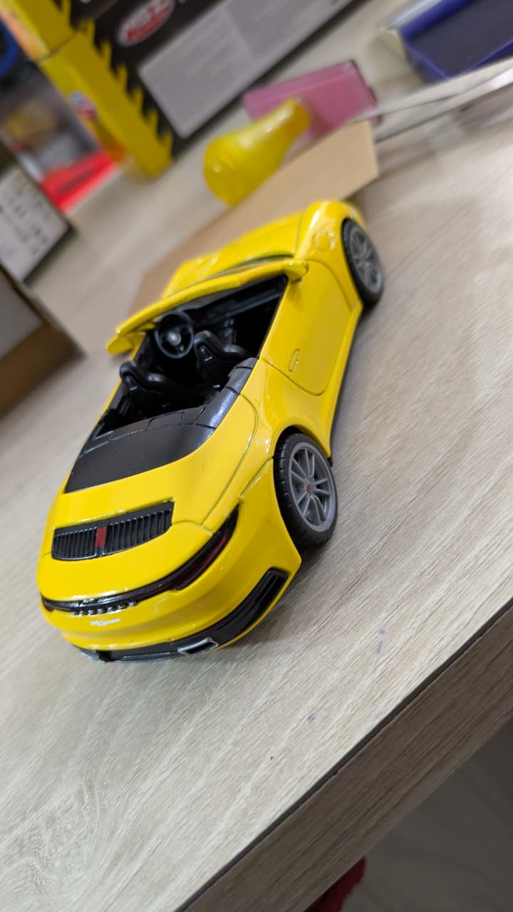 1:32 scale Porsche 911 carerra yellow cabriolet 992 msz