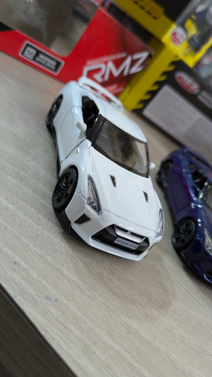 1:32 Nissan GTR R35 white rmz Diecast model