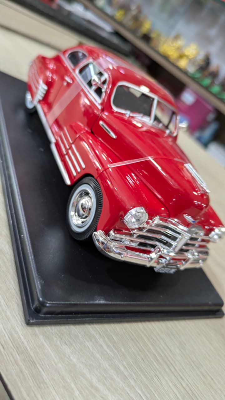 1:24 scale 1948 Chevrolet Fleetline Aerosedan red bburago Diecast