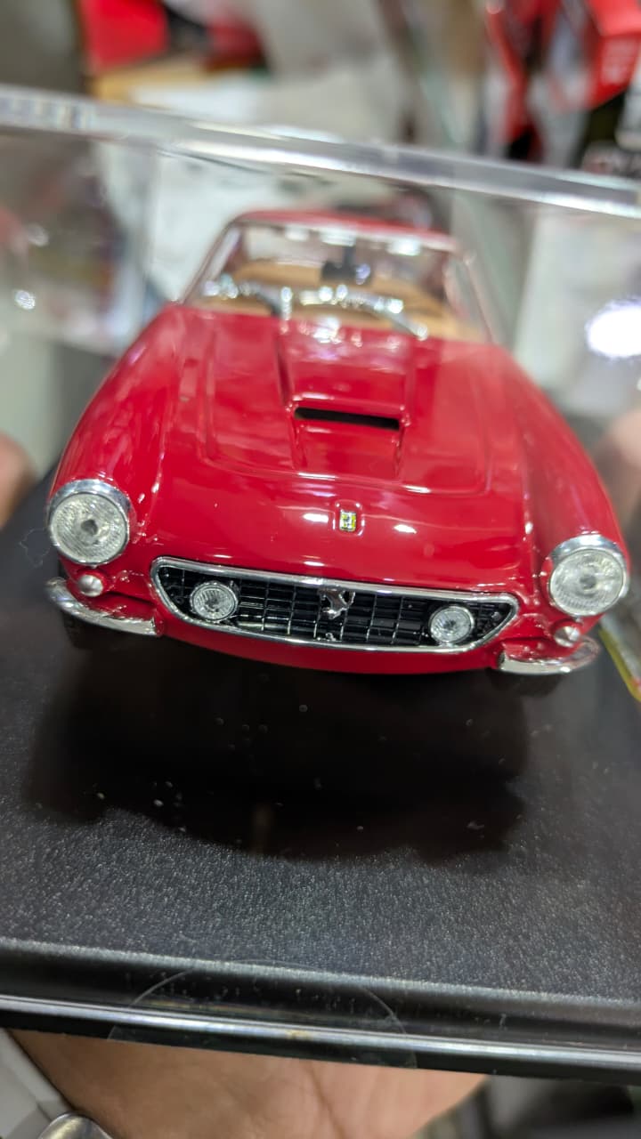 FERRARI 250 GT Berlinetta Passo Corto bburago Diecast (acrylic box packing)