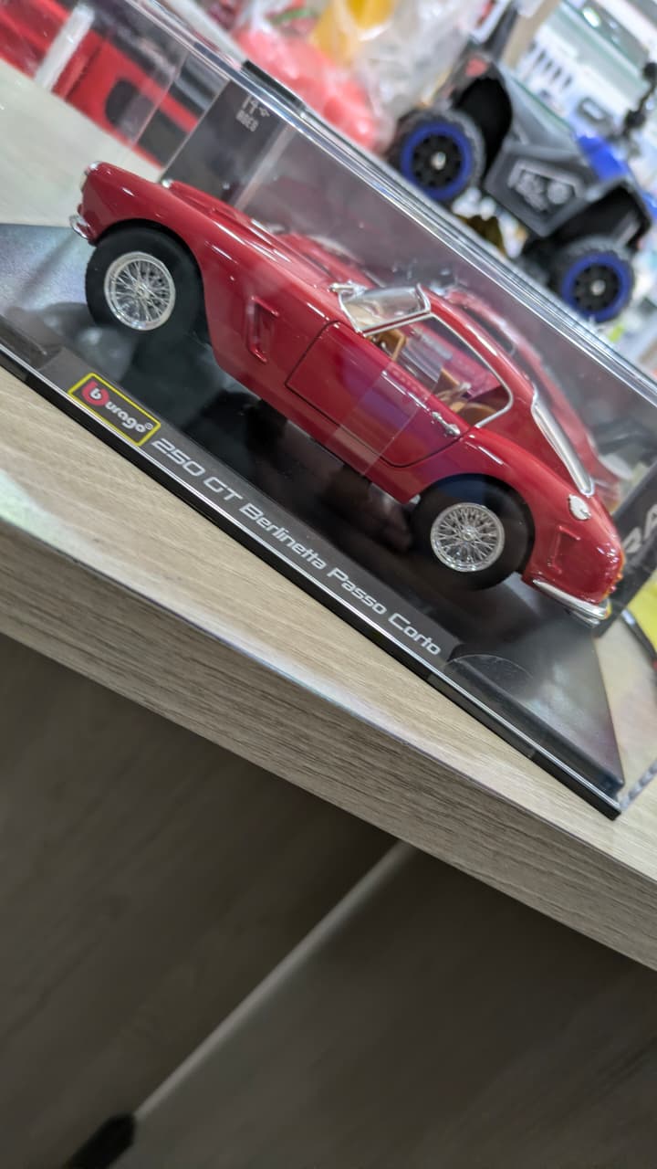 FERRARI 250 GT Berlinetta Passo Corto bburago Diecast (acrylic box packing)