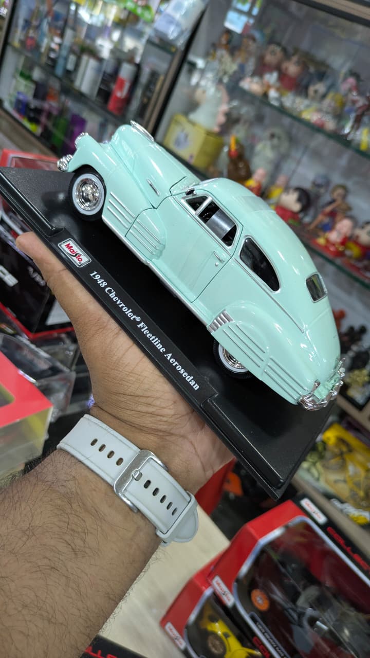 1:24 scale 1948 Chevrolet Fleetline mint Aerosedan bburago Diecast