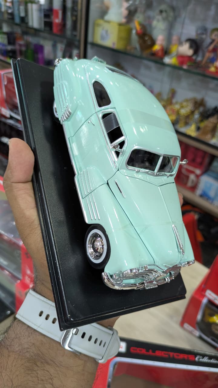 1:24 scale 1948 Chevrolet Fleetline mint Aerosedan bburago Diecast