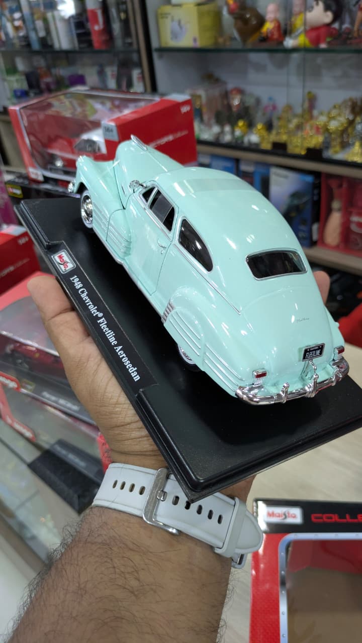1:24 scale 1948 Chevrolet Fleetline mint Aerosedan bburago Diecast