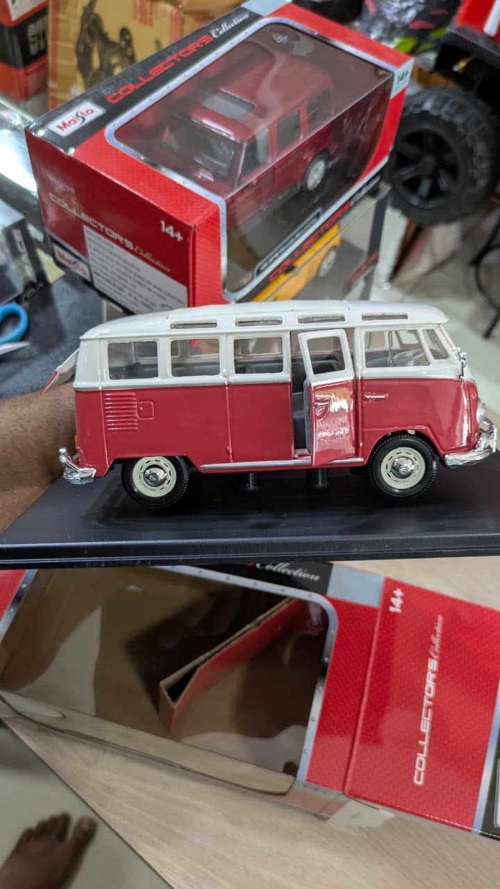 1:25 scale Volkswagen samba van red Maisto Diecast