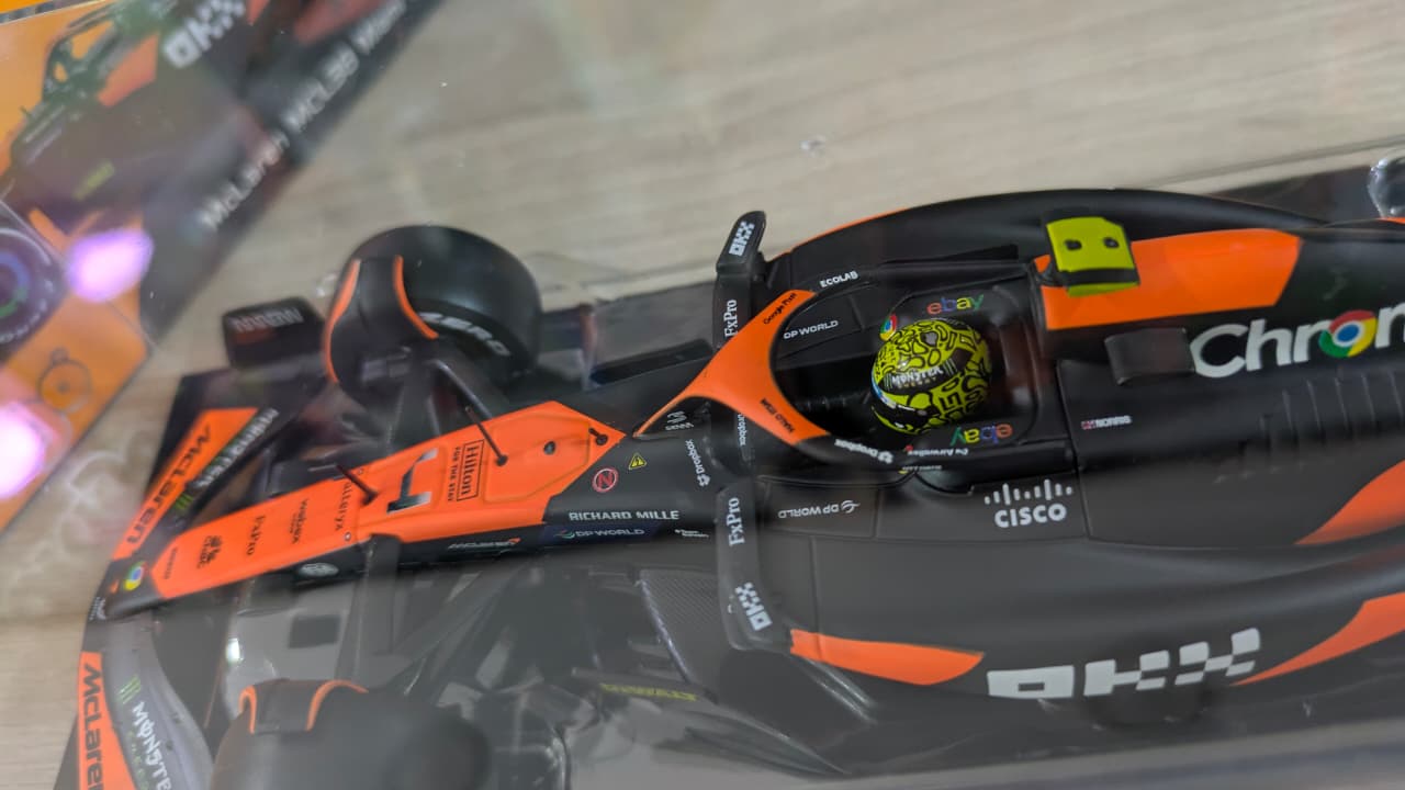 1:24 scale F1 McLaren MCL38 bburago collectable model(acrylic box packing)