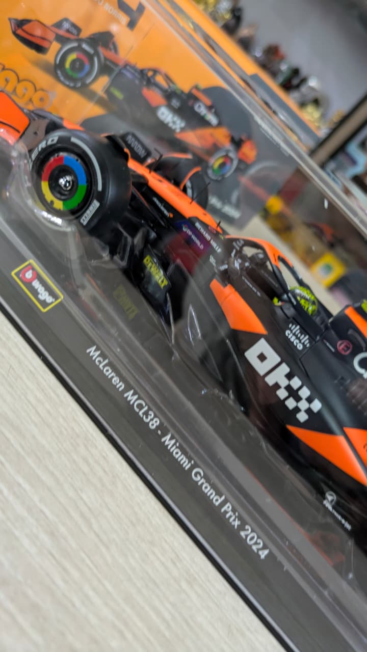 1:24 scale F1 McLaren MCL38 bburago collectable model(acrylic box packing)
