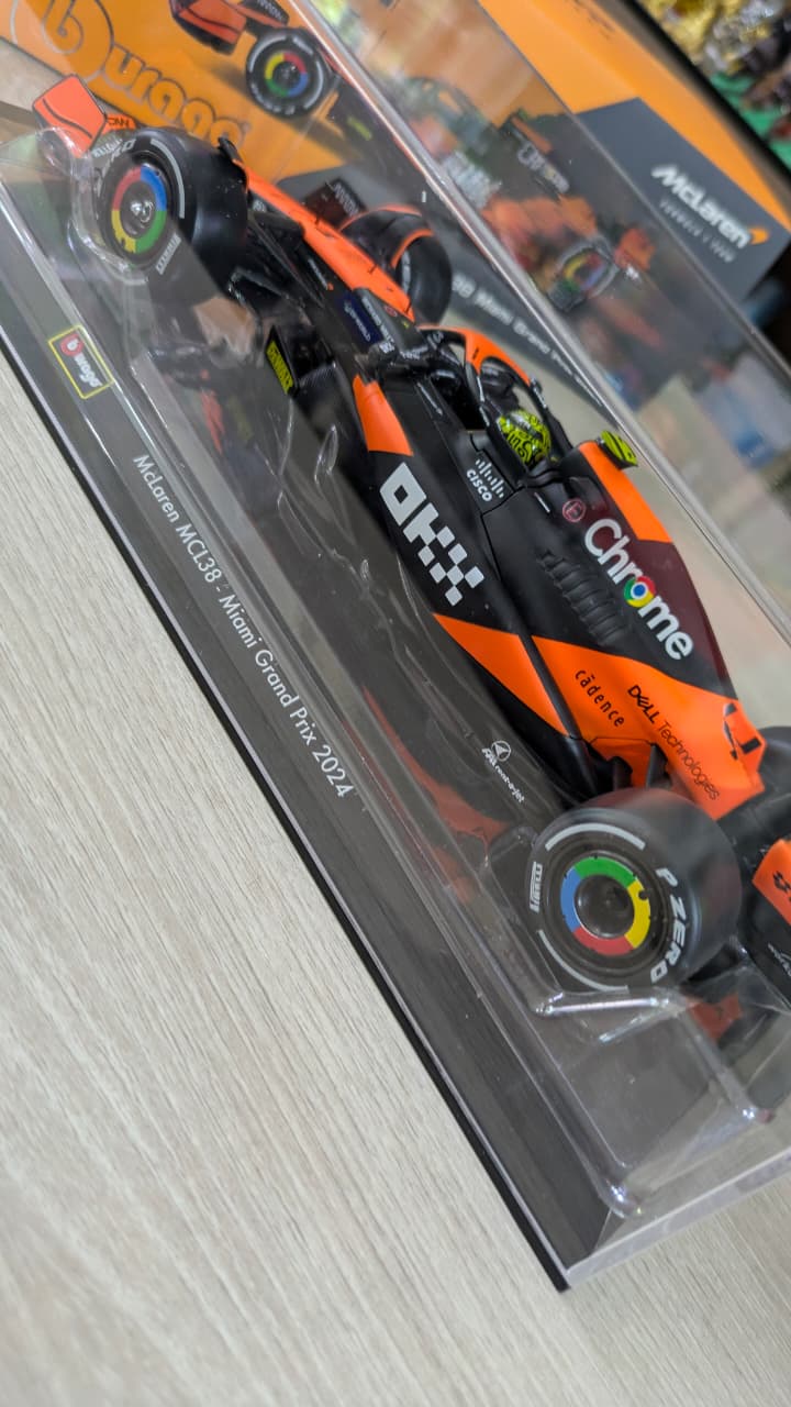 1:24 scale F1 McLaren MCL38 bburago collectable model(acrylic box packing)