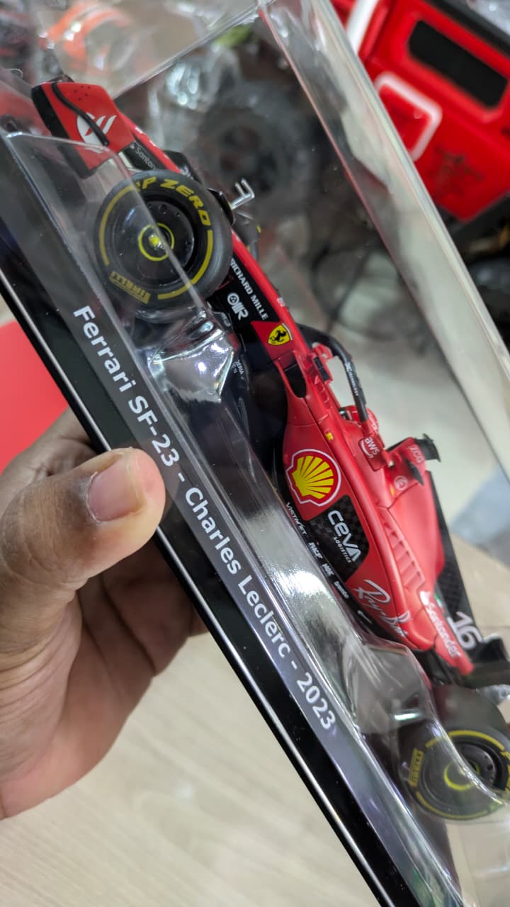1:24 scale F1 Ferrari SF23 bburago licensed (with acrylic box packing)