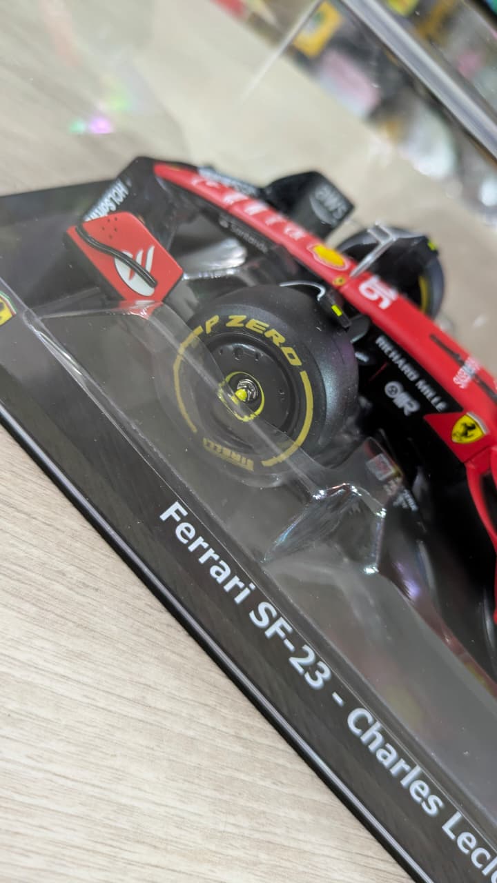 1:24 scale F1 Ferrari SF23 bburago licensed (with acrylic box packing)