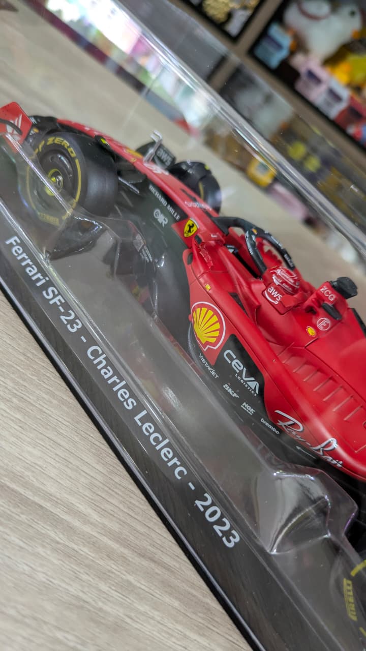 1:24 scale F1 Ferrari SF23 bburago licensed (with acrylic box packing)