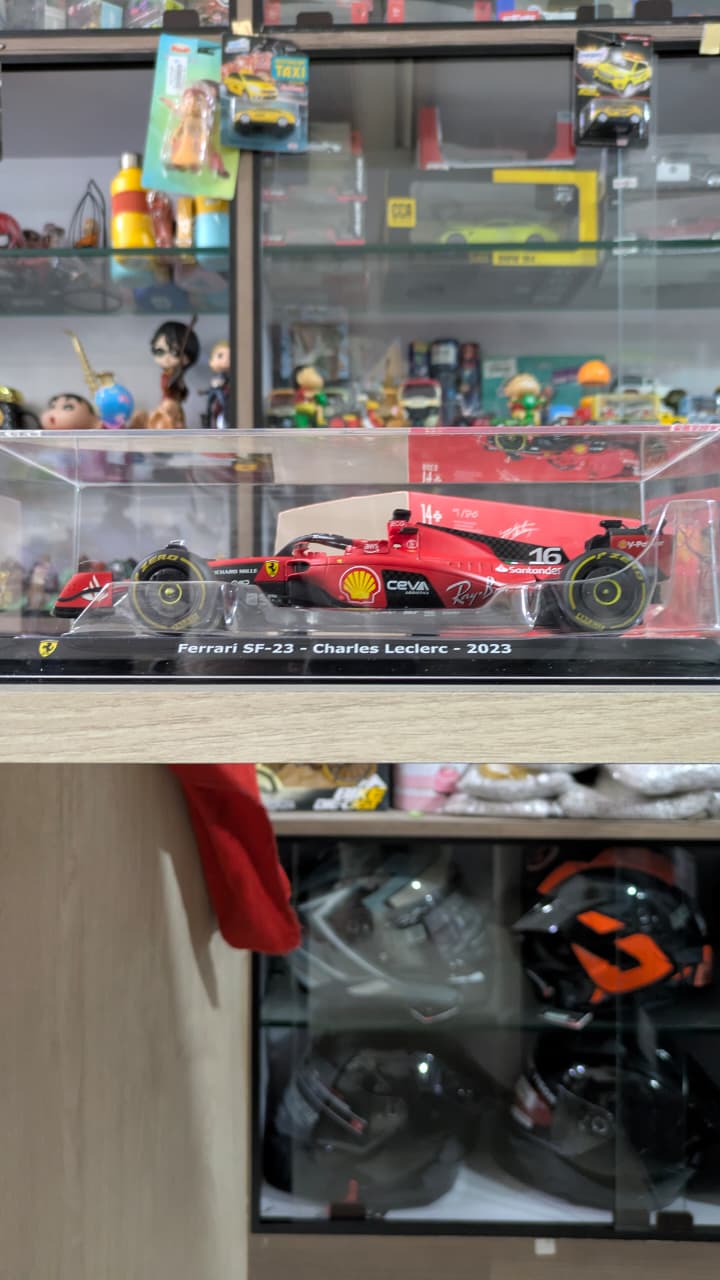 1:24 scale F1 Ferrari SF23 bburago licensed (with acrylic box packing)