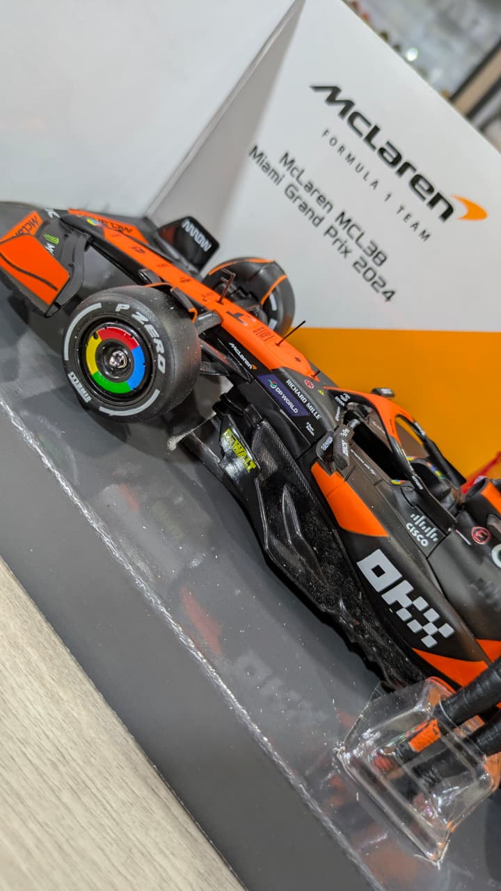 1:24 scale McLaren MCL38 with pilot bburago collectable model