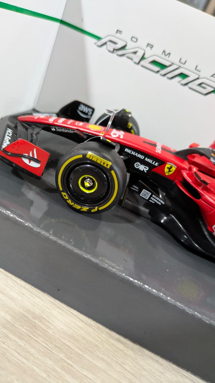 1:24 scale Ferrari SF23 with pilot bburago collectable model