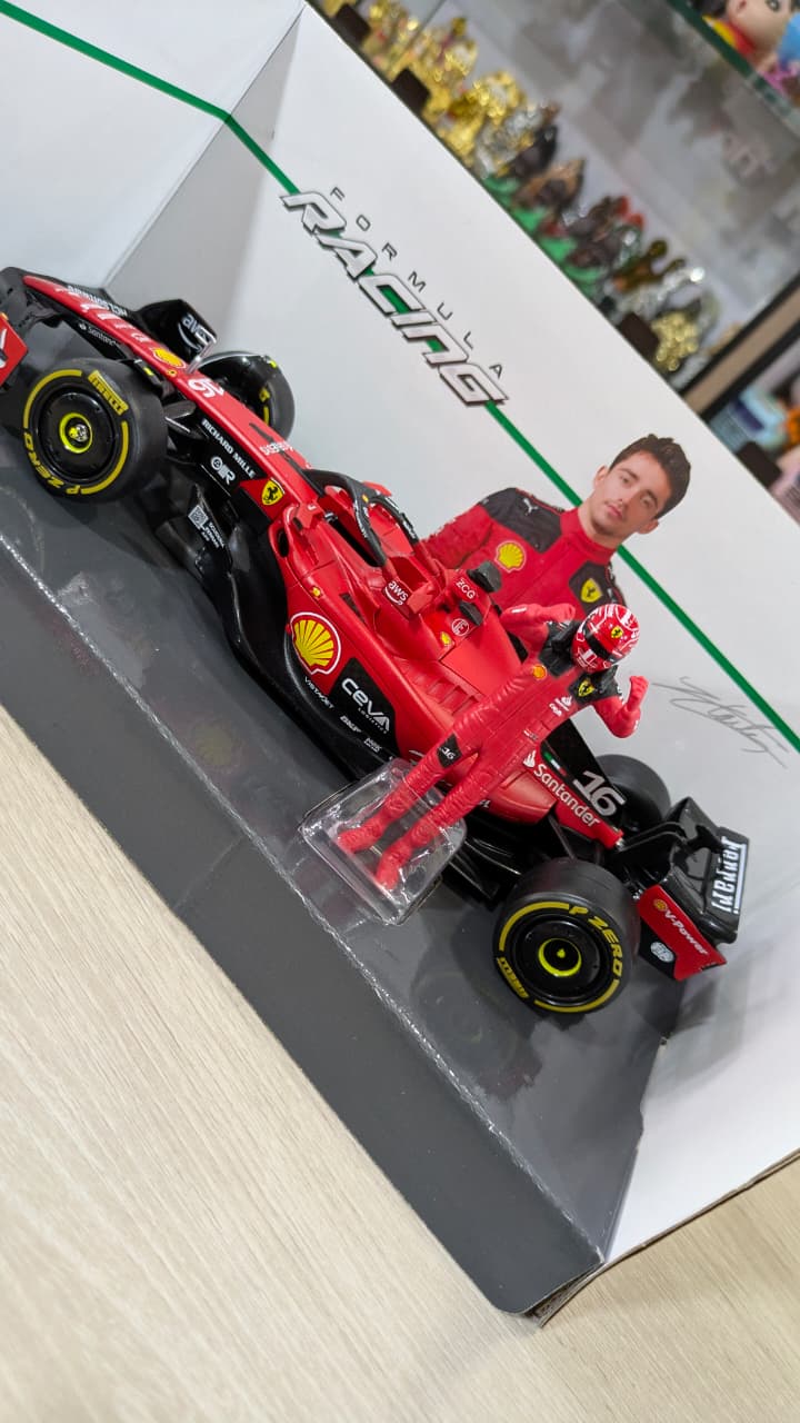 1:24 scale Ferrari SF23 with pilot bburago collectable model