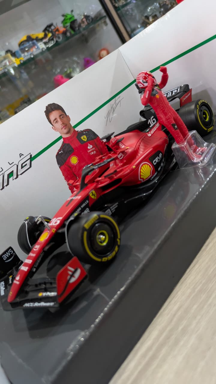 1:24 scale Ferrari SF23 with pilot bburago collectable model