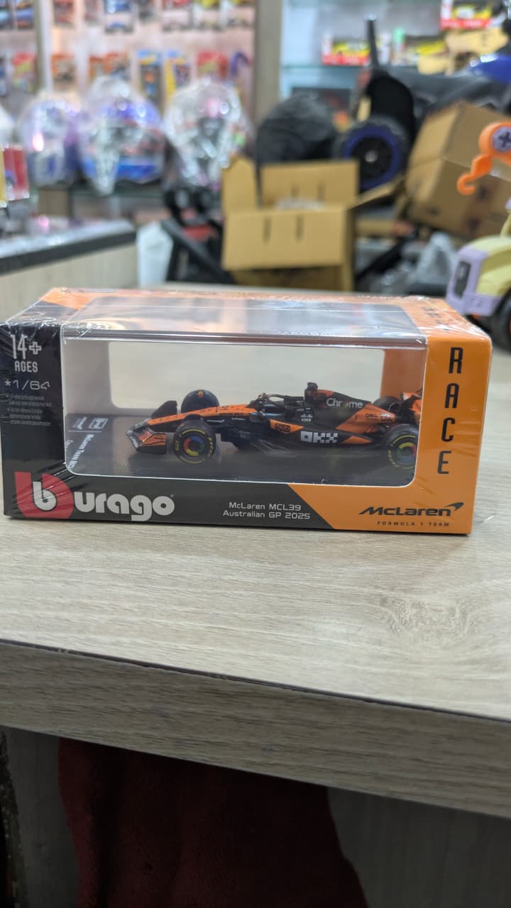 1:64 bburago McLaren MCL39 Oscar Plastri Diecast (acrylic box packing)