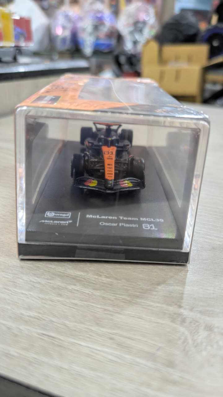 1:64 bburago McLaren MCL39 Oscar Plastri Diecast (acrylic box packing)